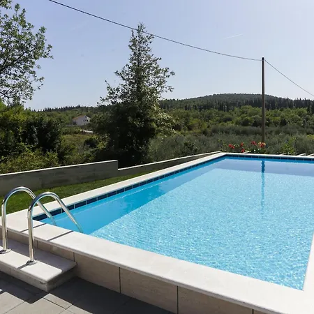Apartment Harmonia - One-bedroom With Patio And Shared Pool Cilipi