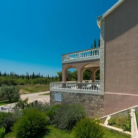 Harmonia With Patio And Shared Pool *