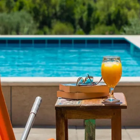 Harmonia - One-bedroom With Patio And Shared Pool Apartment